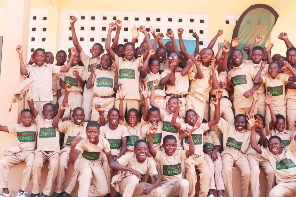 Élèves en uniforme Fondation LONACI