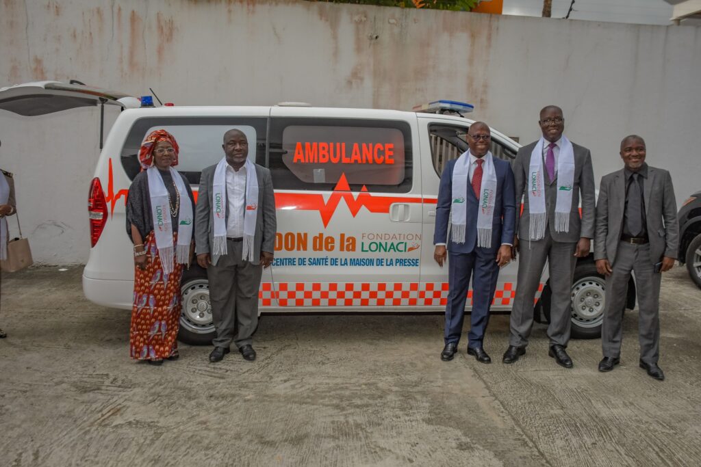 Quatre centres de santé reçoivent des ambulances médicalisées grâce à la Fondation Lonaci.